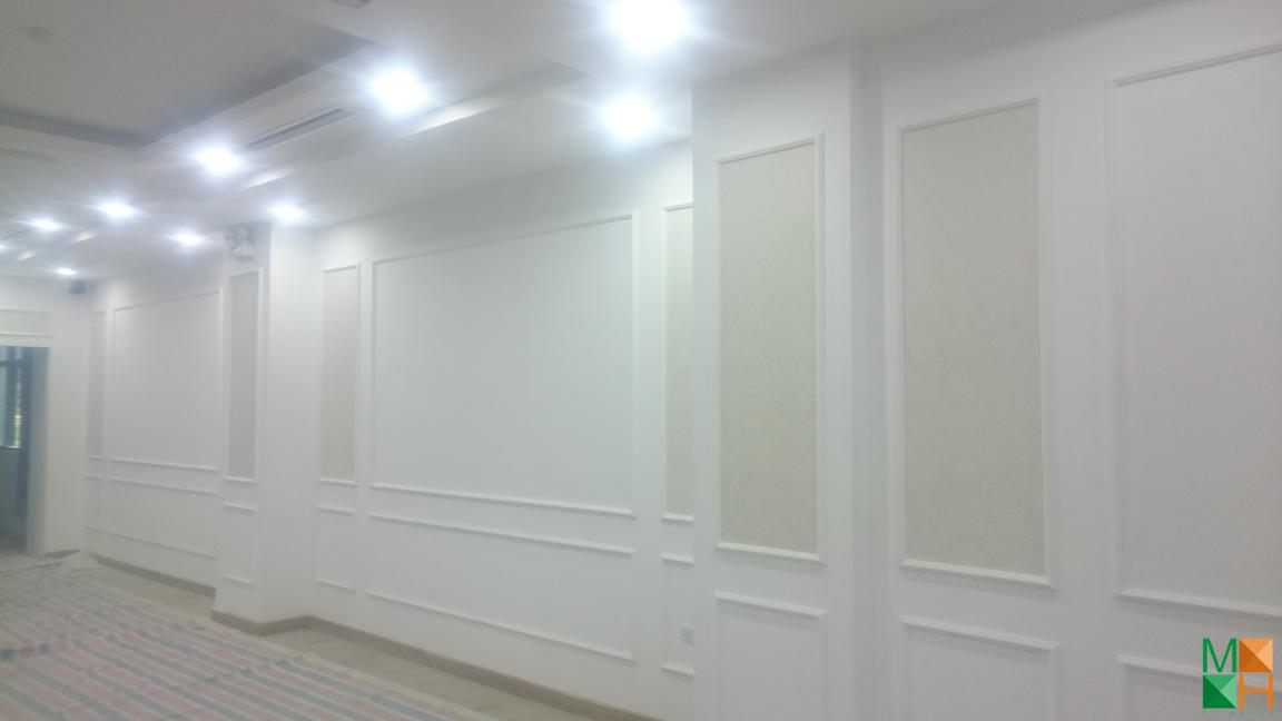 thi-cong-giay-dan-tuong-co-dien-tai-cong-ty-bat-dong-san-14-lang-ha (5)